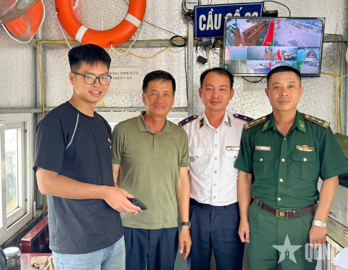 Đồn Biên phòng Cô Tô trao trả ví tiền cho du khách đánh rơi